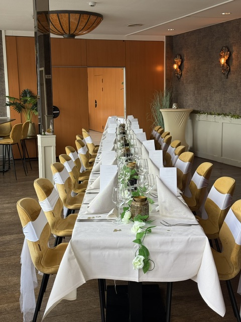 Feestelijk gedekte tafel voor een partij aan de Amstel