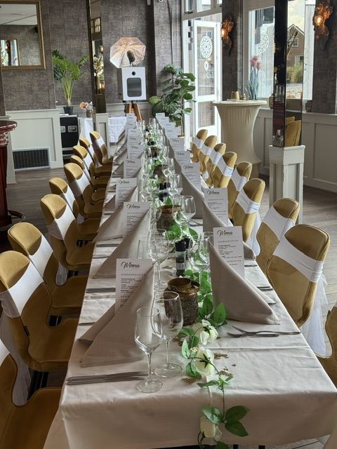 Feesttafel met menukaarten klaar voor de gasten