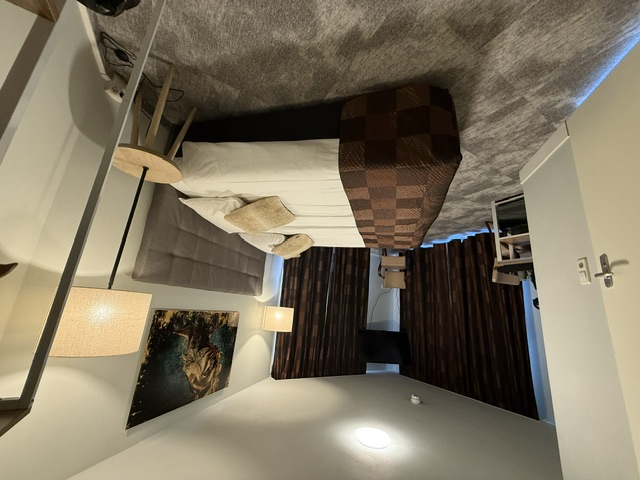 Sfeervolle kamer in de avond met zithoek