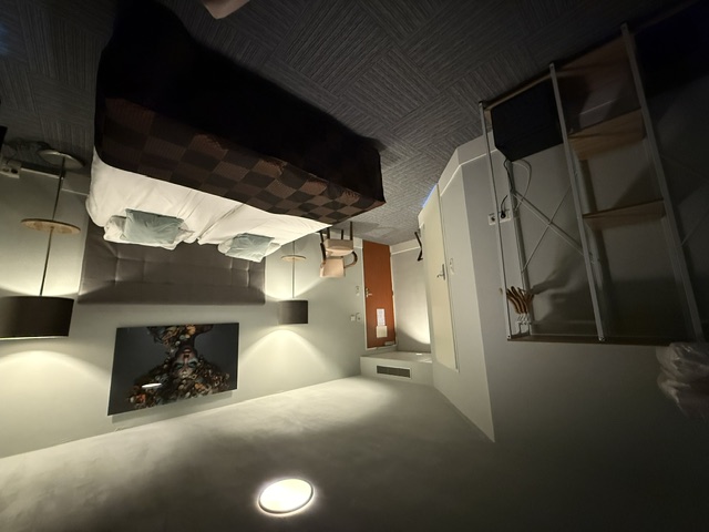 Kamer met garderoberek en tweepersoonsbed