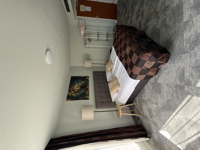 Ruime kamer met zithoekje bij het raam