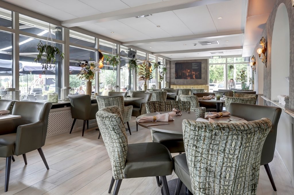 Het sfeervolle restaurant met gedekte tafels